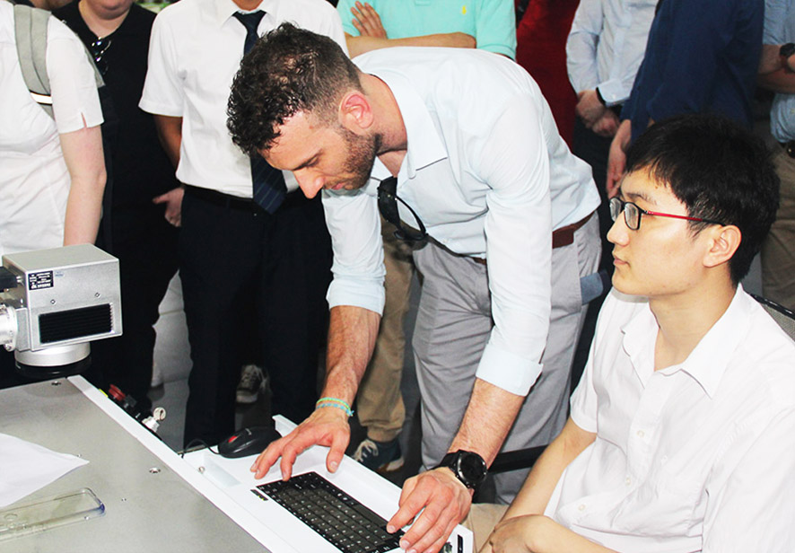 Ӣ�������������Ǵ�ѧ��ѧ���ڸ���ob�羺���ż���Ӧ�ù��չ���ʦ��ָ�����²���װ��