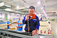 南方日报：十年如一日，，，富家ob电竞装配工拧螺丝钉问鼎企业“匠心奖”