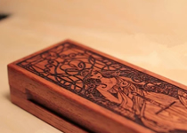 开学第三课，，，，，，，，文具盒与木盒激光镌刻机一拍即合